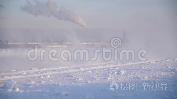 空雪覆盖道路冬季景观.. 道路上覆盖着雪。 表面上有几条痕迹，雾和雪在里面