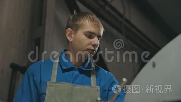 专业切割机工作期间的工作面工视频