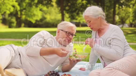 老夫妇在公园野餐时吃沙拉视频