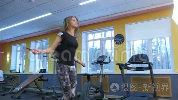 健康的年轻女子在健身房跳绳视频