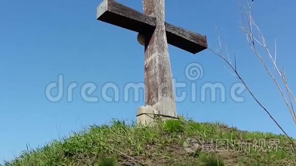 木制十字架在天空背景上视频