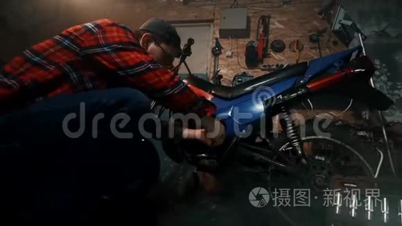 男机修工在车库修理摩托车视频