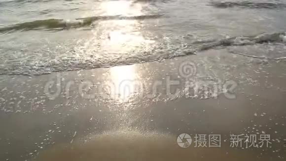 阳光明媚的一天，海水在海滩上洗沙。 很漂亮的背景。 荷兰的海水正在日落