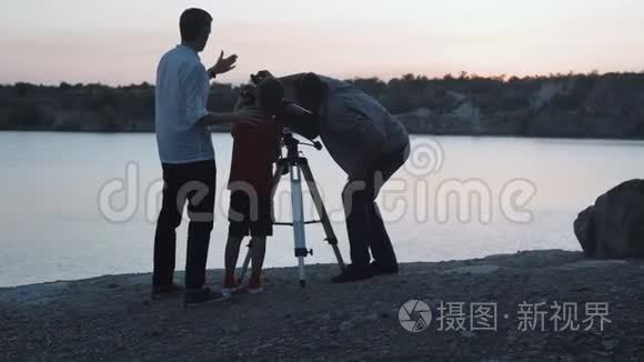 人们在湖边探索星星视频