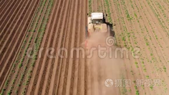 马铃薯地的农业机械耕种土地