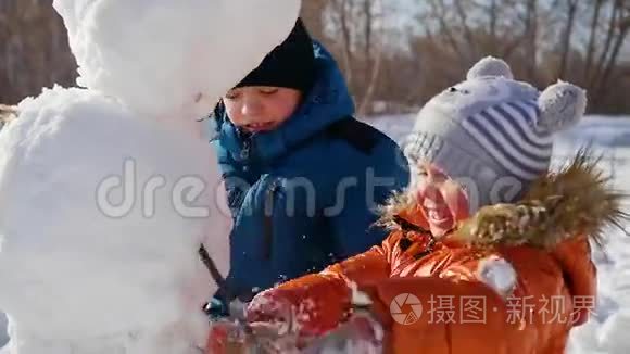 孩子们在操场堆雪人视频