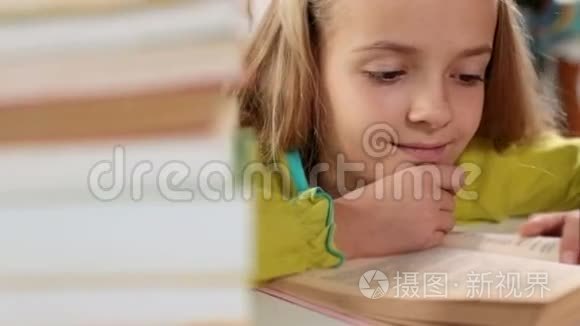 小女孩喜欢读她的书视频