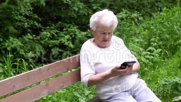 老奶奶看着互联网智能手机视频
