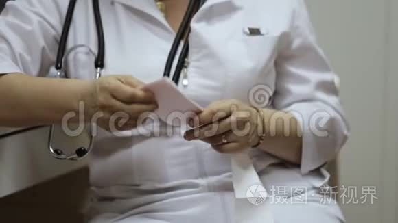 医生在医疗柜里用心电图检查纸视频