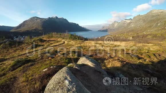 美丽的日出山水，高耸的山峰，形成v形山谷，以开阔的海洋为中心框架