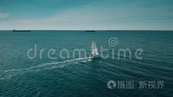 未知游艇在海上航行的空中拍摄视频