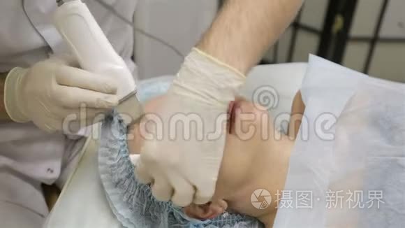 美容师用超声波洗涤器清洁面部视频