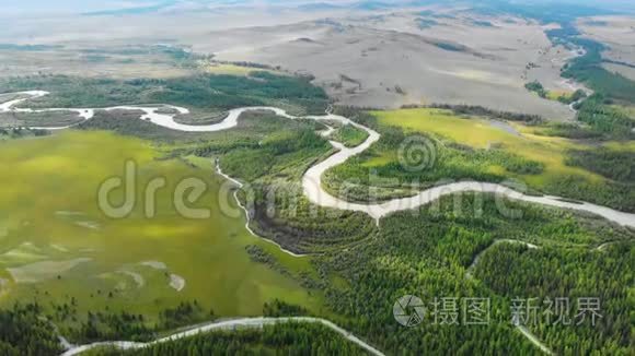 库雷草原楚亚河上空的空中录像