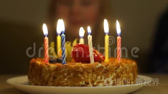 吹灭生日蜡烛视频素材