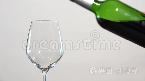 红酒流入酒杯.