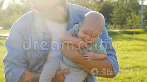 一个男人把他的儿子抱在户外