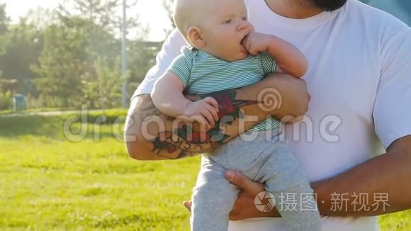 一个男人把他的儿子抱在户外