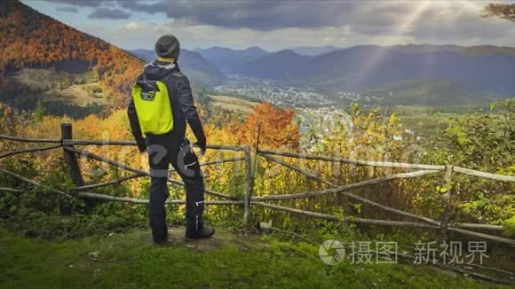 年轻人举起双手站在山景点上视频