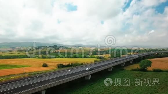 黄绿草公路沿线行驶车辆的鸟瞰图..