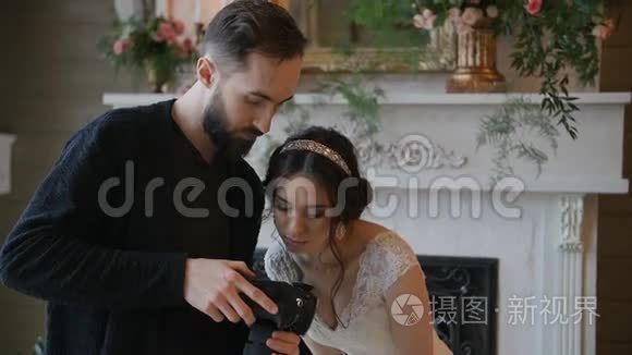 摄影师在镜头上展示新娘的照片视频