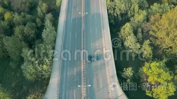 傍晚穿过森林的高速公路视频