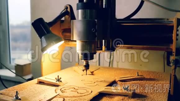 有钻削的木切割机正在切割木模视频