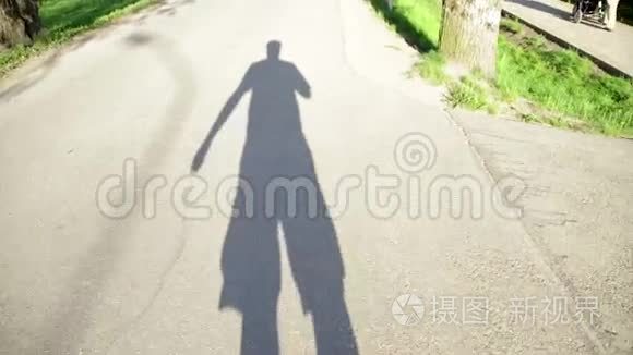 高个子男人影子走路视频