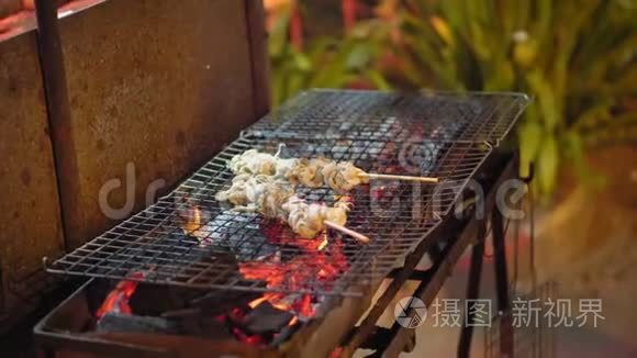 传统亚洲街头美食.. 在火上煮海鲜。