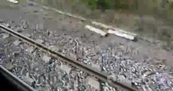 从火车的窗户看到铁轨视频