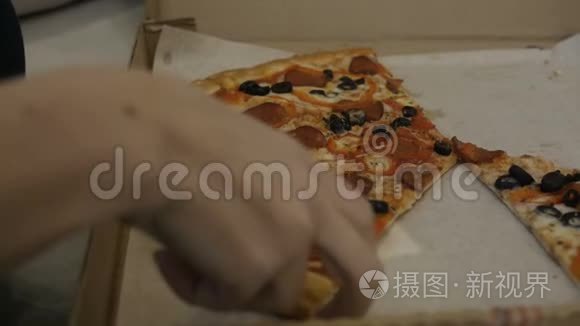 吃美味的披萨片特写