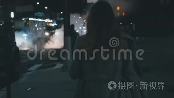 穿外套的女孩往前走视频