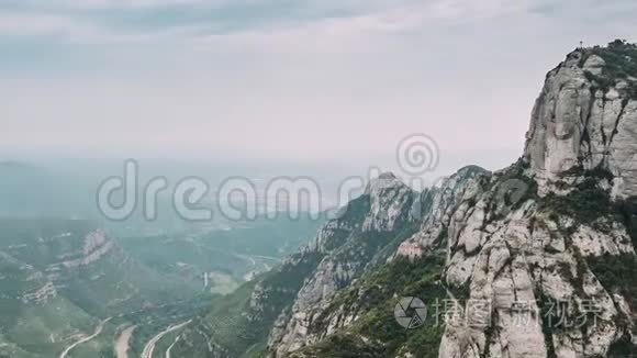 在西班牙加泰罗尼亚，巴塞罗那附近蒙特塞拉特山脉的时间推移。 它是加泰罗尼亚前沿海地区的一部分