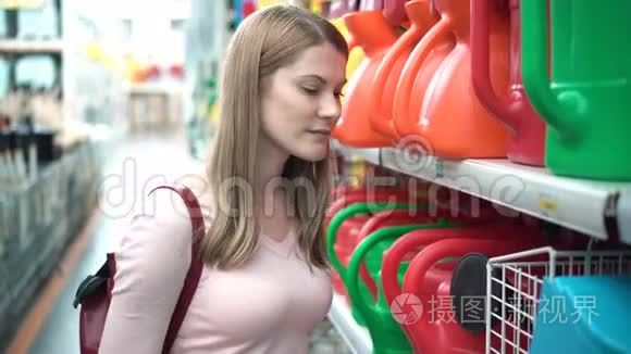 商店里漂亮迷人的年轻女人。 花园住户部。 消费主义概念。