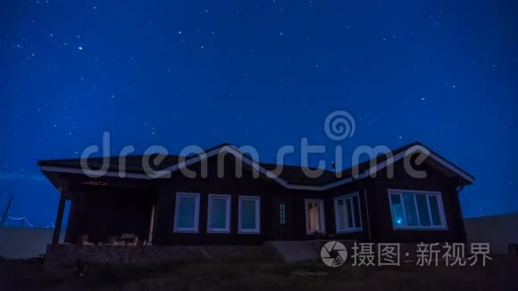 4一座美丽的房子，夜空中星星和云彩的运动，K夜时光流逝