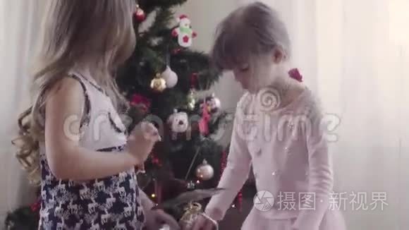 两个女孩在圣诞树附近打鼓视频
