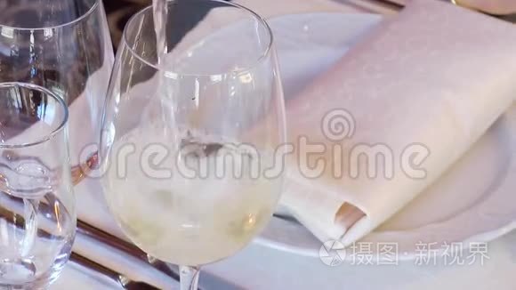 白葡萄酒倒入玻璃杯中