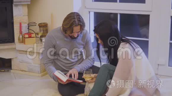 新婚夫妇在壁炉旁轻松阅读视频