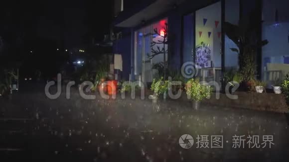 有车灯的夜城大雨