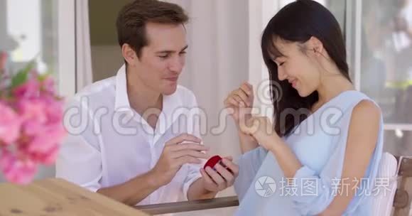 快乐的年轻女子接受婚礼求婚