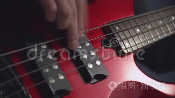 吉他手曲着旋律视频