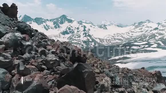 神奇自然的空中拍摄雪岩峰景观视频