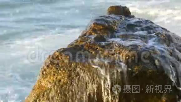 巨大的强波撞击到巨大的岩石中。 海上风暴。 大浪在岩石海岸上破碎，白沫在水面上