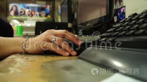 女士桌面操作工右手握电脑鼠标视频