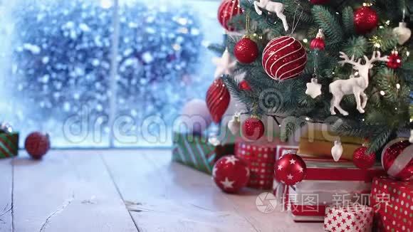 圣诞树和圣诞老人的礼物视频