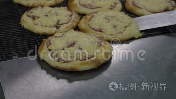 新鲜热比萨饼食品工厂生产线视频