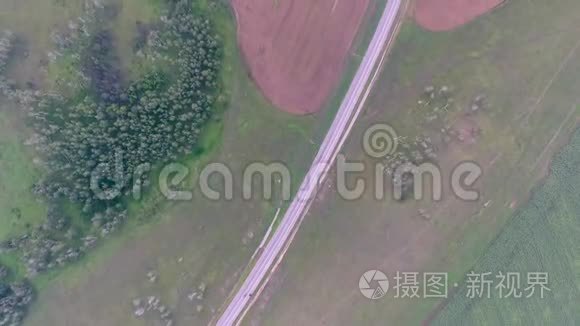 从空中俯瞰克拉斯诺亚尔斯克领土的田野森林和道路。 俄罗斯