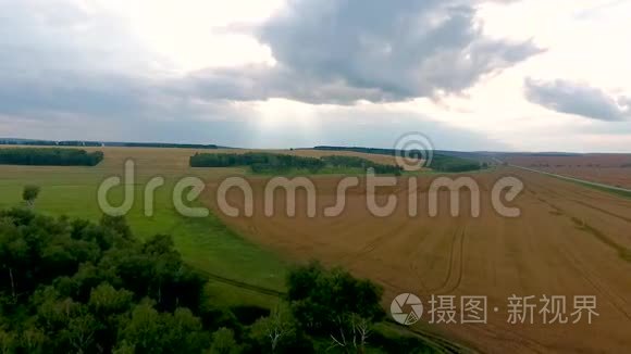 从空中俯瞰克拉斯诺亚尔斯克领土的田野、森林和道路。 俄罗斯