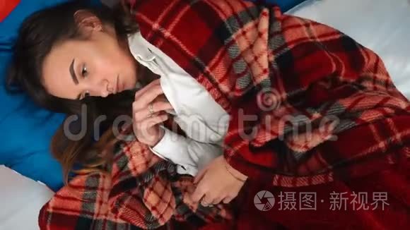 患病妇女在床上服用因甲状腺激素引起的体温