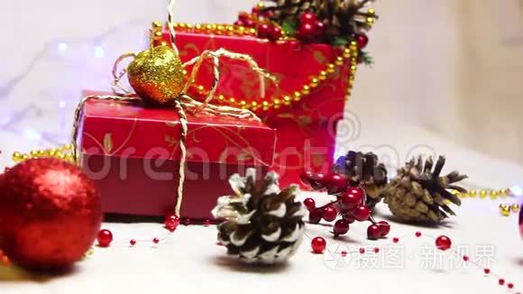手工制作的红色礼品盒和带有灯光的圣诞装饰，全景，中等平面