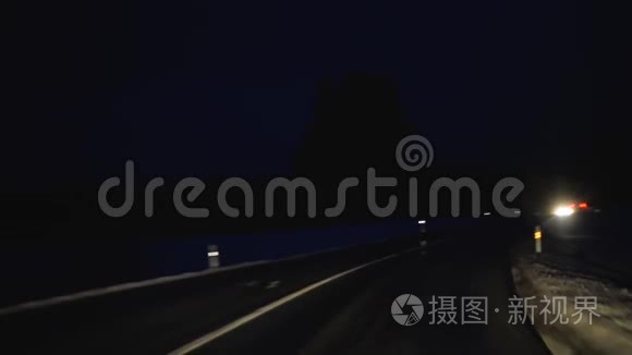 夜间从前排座位开车视频